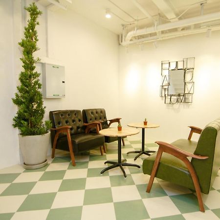 A Pousada Folk Poshtel Asok Banguecoque Exterior foto